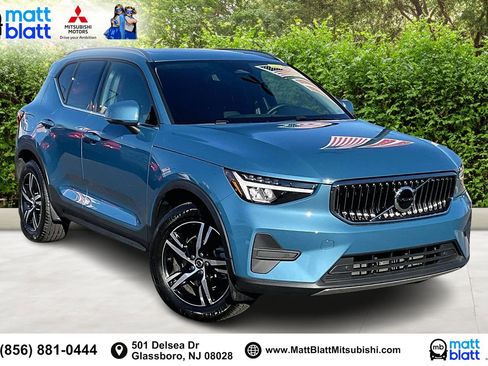 Used 2025 Volvo XC40 B5 Core image 2