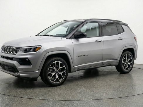 Used 2025 Jeep Compass Limited AWD/4WD image 3