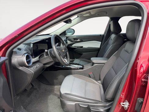 Used 2025 Chevrolet Trax LT w/ LT Convenience Package FWD image 9