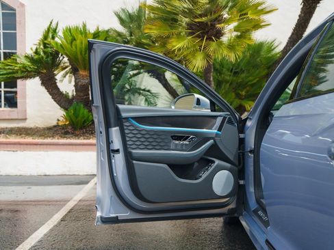 Used 2025 Bentley Flying Spur Plug-In Hybrid image 26