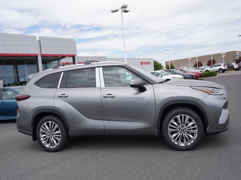 New 2026 Toyota Highlander Platinum AWD/4WD image 4