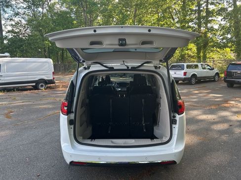 Used 2024 Chrysler Pacifica Touring-L FWD image 31