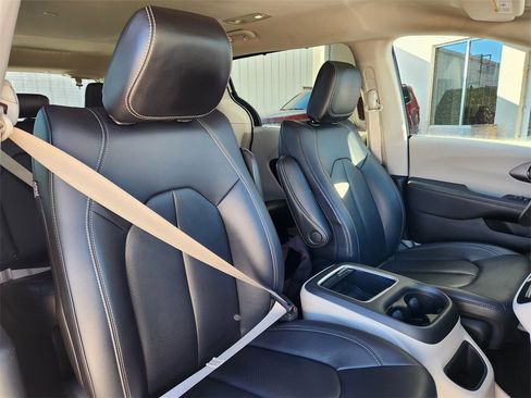 Used 2024 Chrysler Pacifica Touring-L image 15