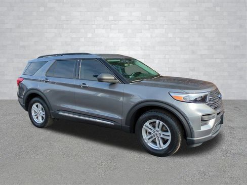 Certified 2022 Ford Explorer XLT w/ Class IV Trailer Tow Package image 2