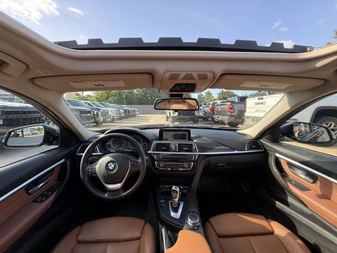 Used 2017 BMW 320i xDrive Sedan AWD/4WD image 18