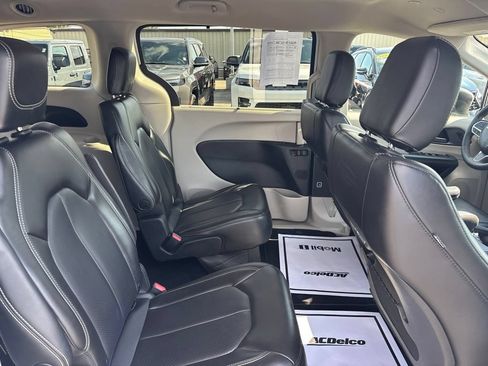 Used 2023 Chrysler Pacifica Touring-L FWD image 41