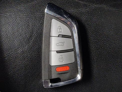 Used 2019 Jeep Cherokee Limited FWD image 32