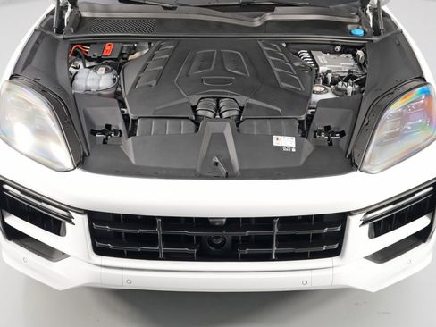 Used 2024 Porsche Cayenne Turbo image 8