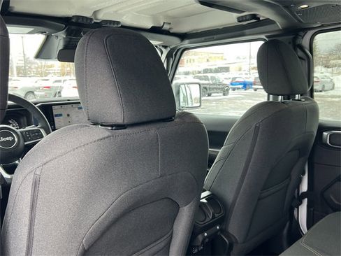 Used 2025 Jeep Wrangler Unlimited Sahara image 33