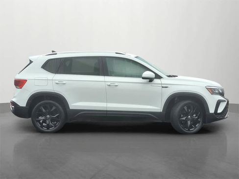 Used 2022 Volkswagen Taos SE w/ Panoramic Sunroof Package image 7