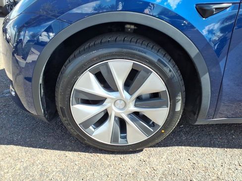 Used 2021 Tesla Model Y 2WD image 9