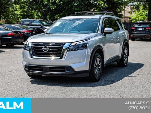 Used 2024 Nissan Pathfinder SV w/ SV Premium Package FWD image 4