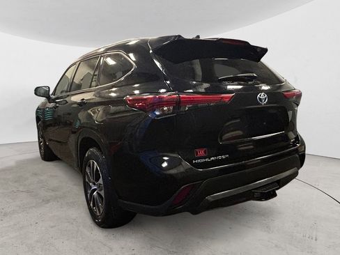 Used 2021 Toyota Highlander XLE image 3