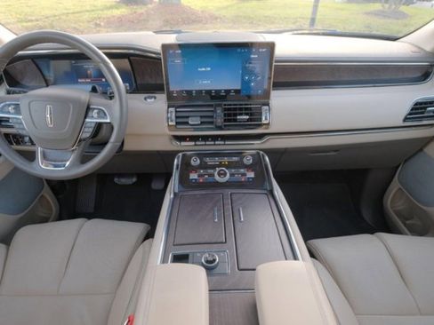 Used 2024 Lincoln Navigator Reserve image 19