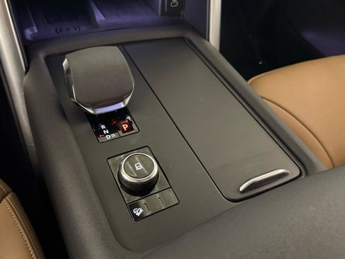 Used 2024 Land Rover Discovery Dynamic SE image 31