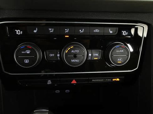 Used 2022 Volkswagen Atlas Cross Sport SE w/ Panoramic Sunroof Package image 27