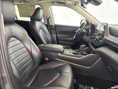 Used 2022 Toyota Highlander XLE AWD/4WD image 24