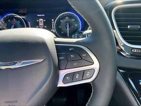 Used 2025 Chrysler Pacifica Select FWD image 16