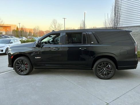 Used 2023 Cadillac Escalade ESV V w/ LPO, ONYX Package AWD/4WD image 8