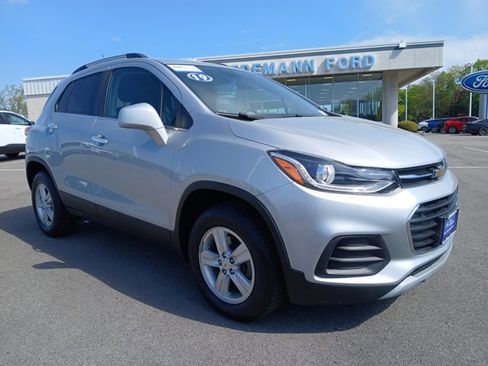 Used 2019 Chevrolet Trax LT w/ LT Convenience Package AWD/4WD image 2
