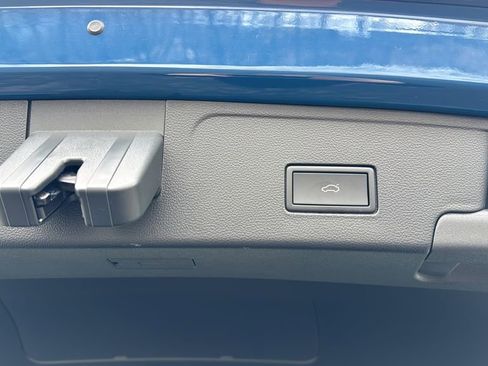 Used 2025 Volkswagen Atlas Cross Sport SEL R-Line image 20