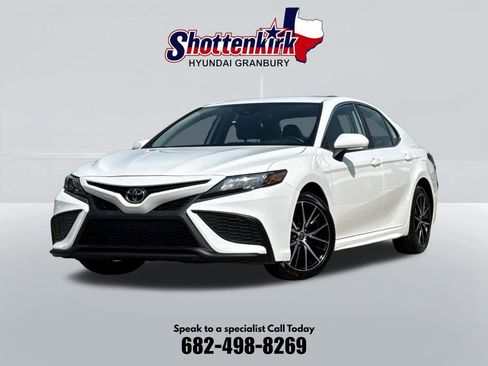 Used 2023 Toyota Camry SE FWD image 1