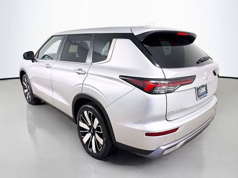 Used 2025 Mitsubishi Outlander SE image 5