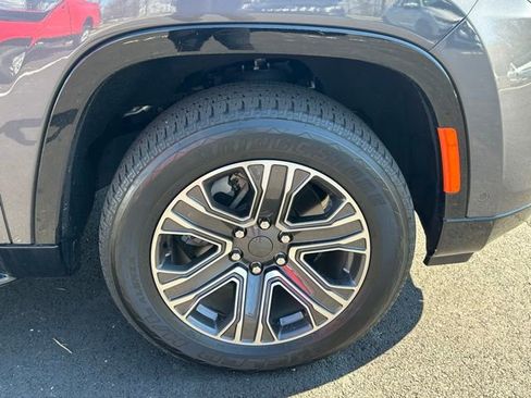 Used 2023 Jeep Wagoneer 4WD w/ Premium Group I image 14