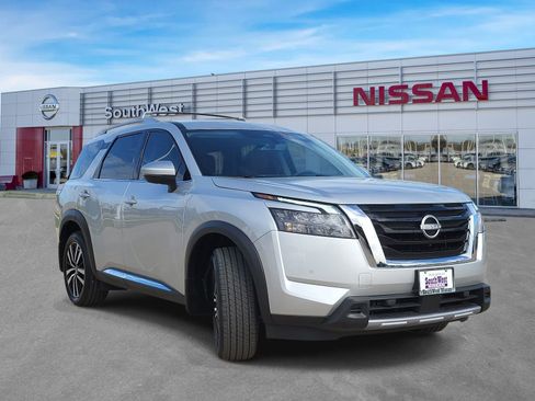 Certified 2025 Nissan Pathfinder Platinum w/ Cargo Package FWD image 4