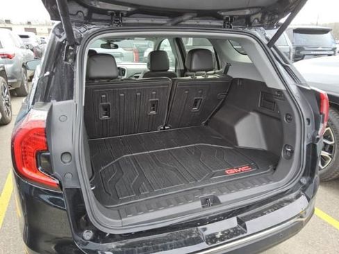 Used 2024 GMC Terrain SLT w/ Infotainment Package II image 4