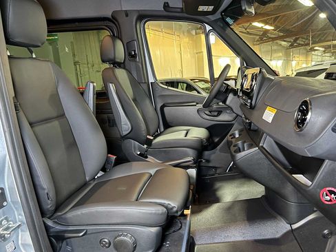 Used 2025 Mercedes-Benz Sprinter 2500 image 12