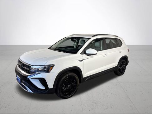 Certified 2023 Volkswagen Taos SE image 2