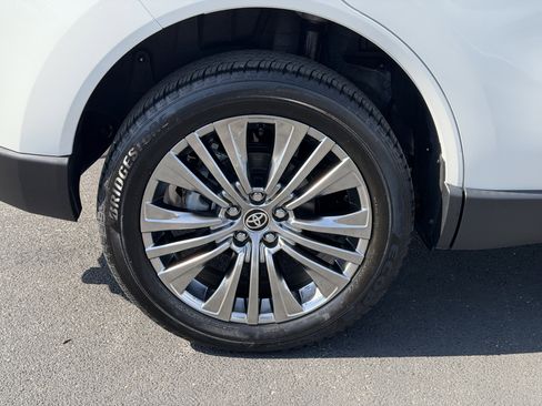 Used 2024 Toyota Venza Limited AWD/4WD image 10