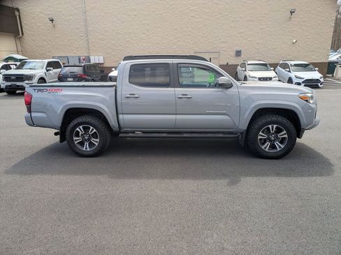 Used 2018 Toyota Tacoma TRD Sport AWD/4WD image 4