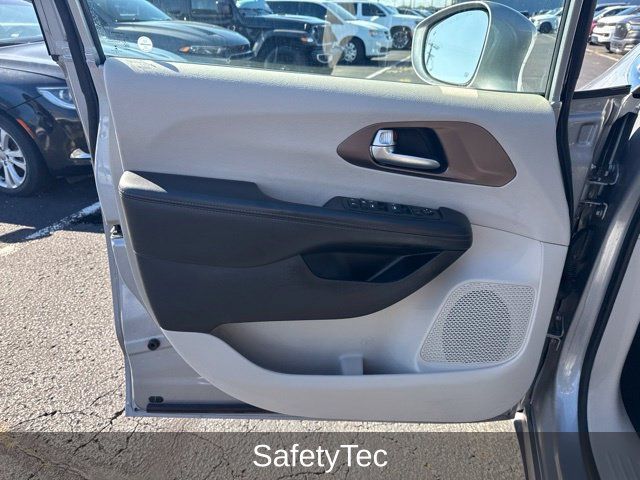Used 2017 Chrysler Pacifica Touring-L FWD image 10