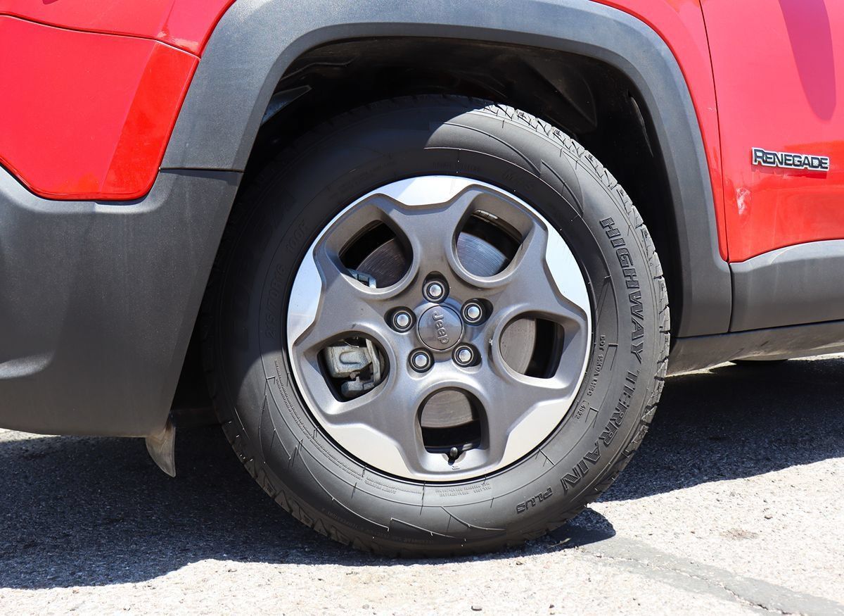 Used 2018 Jeep Renegade Latitude FWD image 5