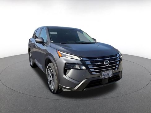 Used 2025 Nissan Rogue SV image 3