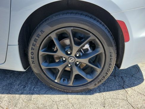 Used 2025 Chrysler Pacifica Limited FWD image 31
