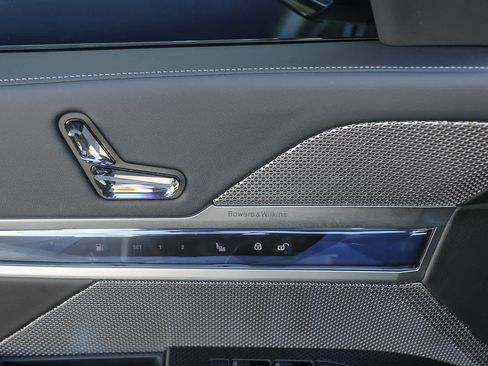 Used 2025 BMW 750e xDrive w/ Premium Package image 18