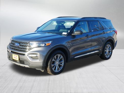 Certified 2022 Ford Explorer XLT w/ Equipment Group 202A image 3