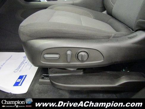 Used 2023 Chevrolet Traverse LT image 24