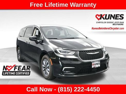 Used 2024 Chrysler Pacifica Limited FWD image 1