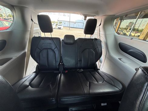 Used 2022 Chrysler Pacifica Touring-L FWD image 26