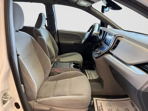 Used 2019 Toyota Sienna LE FWD image 54
