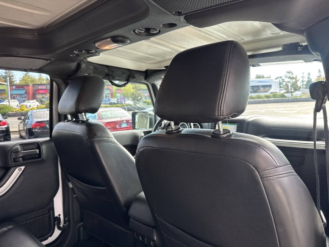 Used 2016 Jeep Wrangler Unlimited Sahara w/ Connectivity Group AWD/4WD image 21