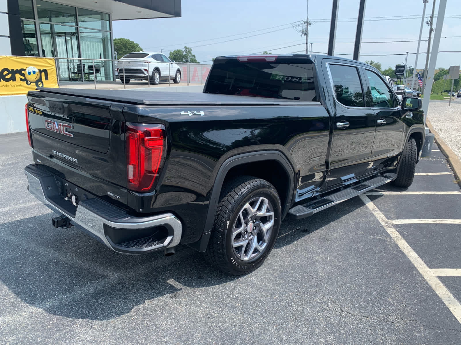 Used 2023 GMC Sierra 1500 SLT w/ SLT Premium Package AWD/4WD image 7