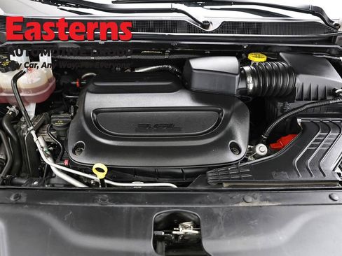 Used 2023 Chrysler Pacifica Touring-L FWD image 7