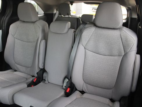 Used 2026 Toyota Sienna LE FWD image 7