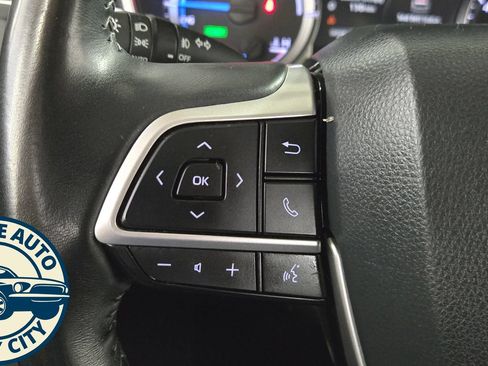 Used 2023 Toyota Highlander XLE AWD/4WD image 13