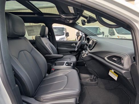 New 2026 Chrysler Pacifica Select image 6